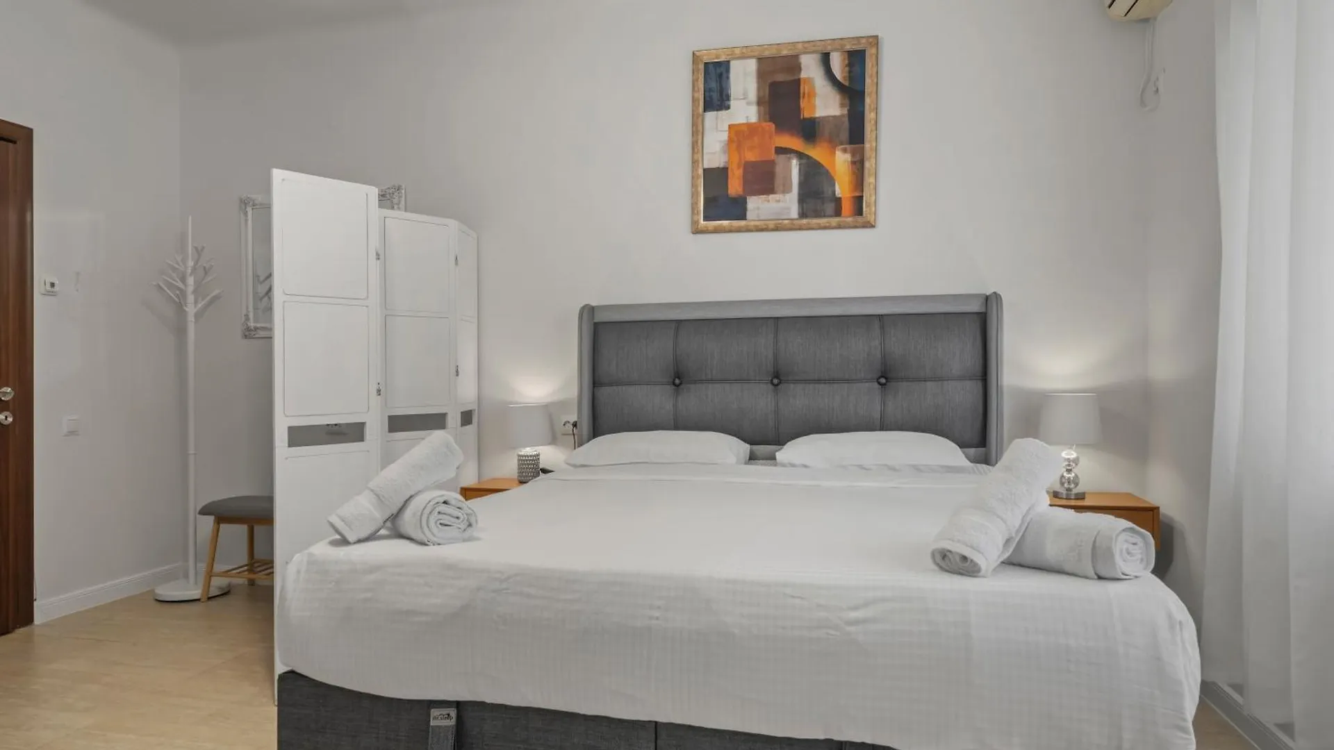 Upscale Studio, Walking Distance From The Old Town Bucharest 0*,